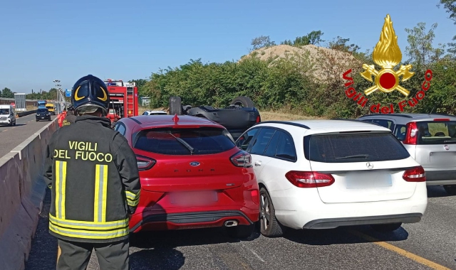 Auto ribaltata sulla Superstrada della Malpensa, un ferito