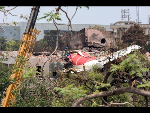 Wsj, comandante Air India spense motori, panico co-pilota