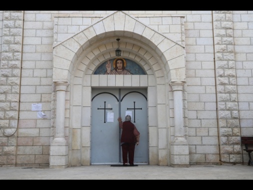 Raid sulla chiesa cattolica di Gaza, due morti