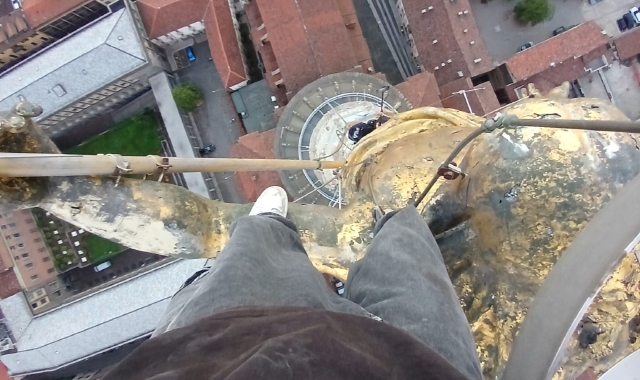 Folle selfie in cima alla basilica: nei guai due ragazzi