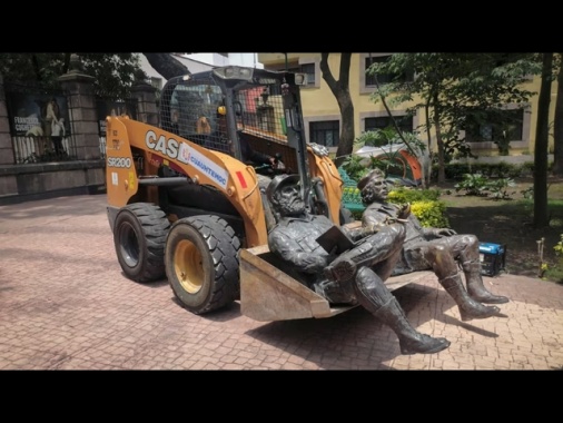 Città del Messico, via le statue di Fidel Castro e del Che