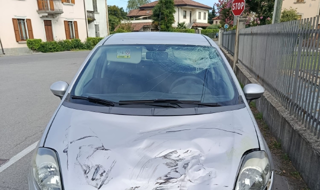 Scontro fra auto e moto: 18enne soccorso a Sangiano