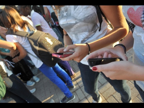 Negli Usa 3 adolescenti su 4 usano i compagni IA, 'rischi'