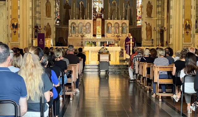 Lacrime e palloncini per l'ultimo saluto a Mattia