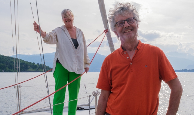 Paolo Paliaga, varesino, pianista jazz e docente di economia e di francese con un dottorato in sociologia a Parigi, e sua moglie Catalina Dusi, docente di spagnolo, sulla barca a vela che li ha “salvati” dopo essere rimasti senza lavoro