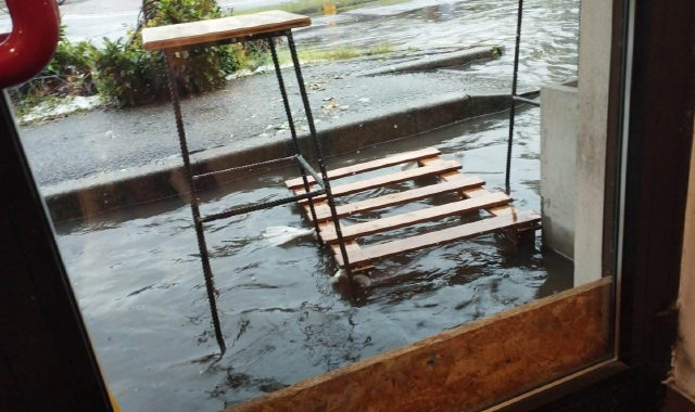 Un’eloquente immagine di quanto accade all’ingresso del RaluCaffè di Samarate in caso di pioggia: dalla titolare Raluca Mihai e dalla dipendente Alessia Di Giovanni (al centro) arriva l’ennesimo allarme