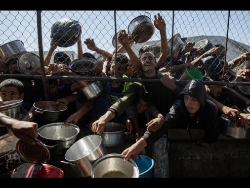 Hamas, 32 palestinesi uccisi mentre aspettavano gli aiuti