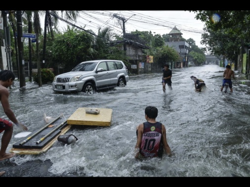 Allerta a Hong Kong in attesa del tifone Wipha
