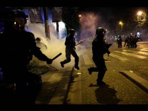 Francia, scontri con polizia nelle banlieue da Limoges a Béziers