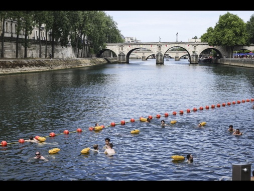 Boom dei tuffi nella Senna, oltre 50.000 hanno fatto il bagno