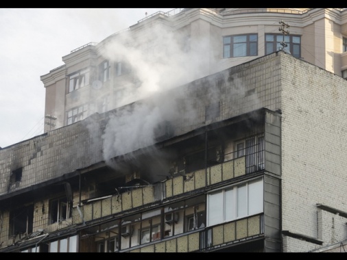 Edificio in fiamme a Kiev dopo attacco russo