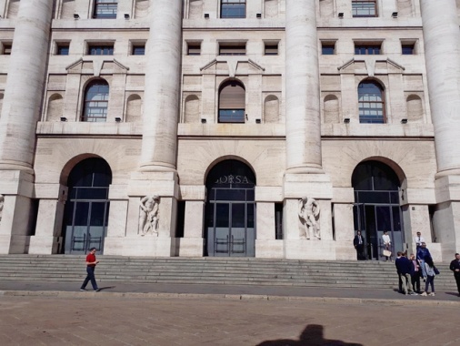 Borsa: Milano apre in calo, -0,43%