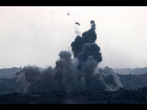 Media, attacco aereo e terrestre dell'Idf a Deir al-Balah