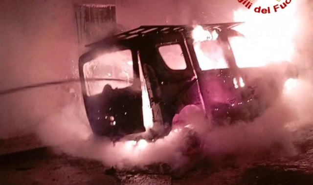 Fiamme nella notte: furgone incenerito a Cassano