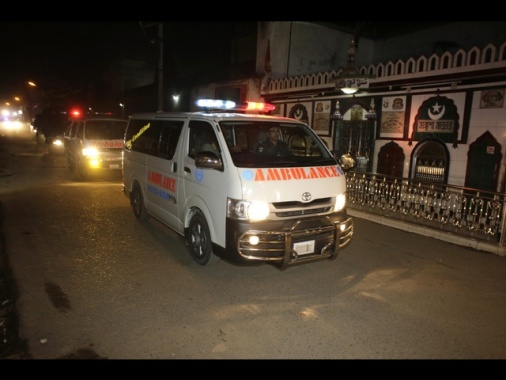 Bangladesh, si schianta aereo militare su scuola, 16 morti