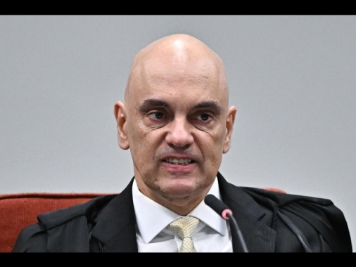 Moraes dà 24 ore ai legali di Bolsonaro per chiarire intervista