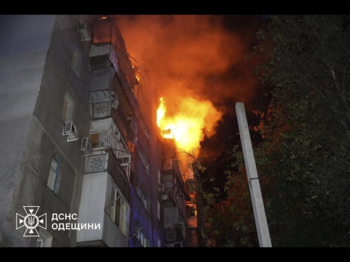 Attacco notturno a Odessa, esplosioni e incendi