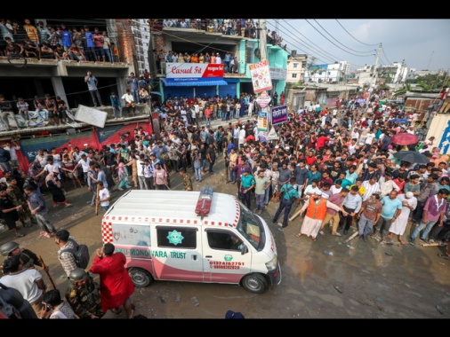 Aereo caduto su scuola in Bangladesh, bilancio sale a 27 morti