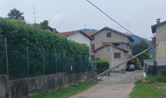 Il palo dell’illuminazione pubblica crollato ad Arcisate visto da due angolazioni differenti. Per fortuna non ci sono stati feriti