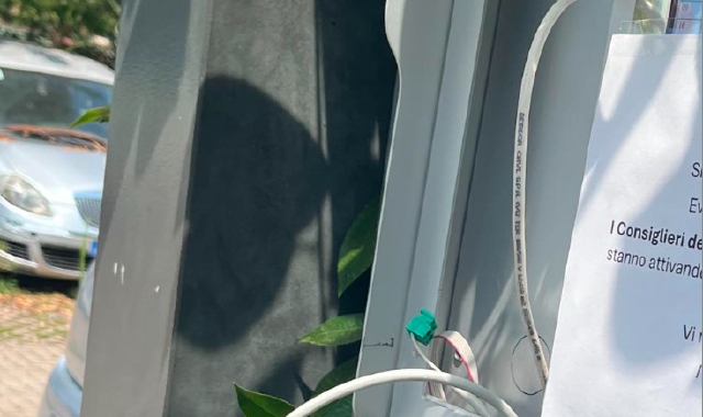 Busto, biciclette sparite e citofono sradicato