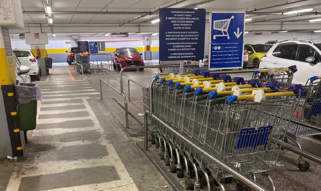 I ladri del parcheggio derubano un’altra donna