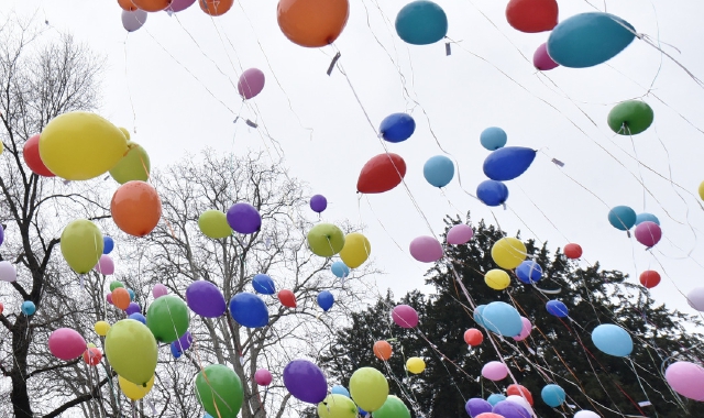 Palloncini, fiori e calze per riconquistare la ex