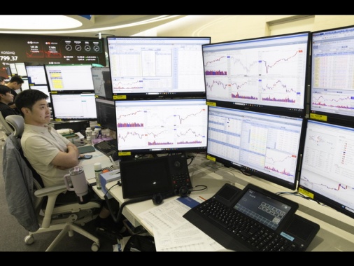 Borsa: l'Asia chiude in rialzo con accordo sui dazi, vola Tokyo