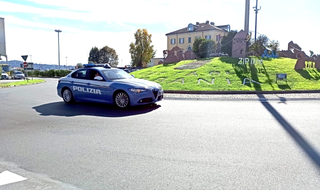 Pranza e se ne va. Ma dimentica lo smartphone