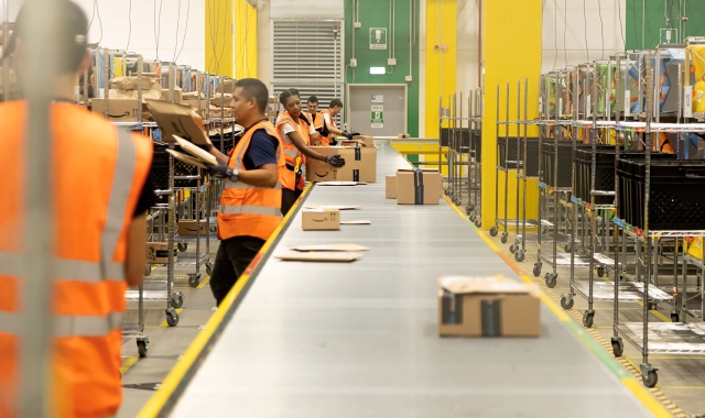 Il centro di smistamento Amazon ad Origgio (foto Blitz)