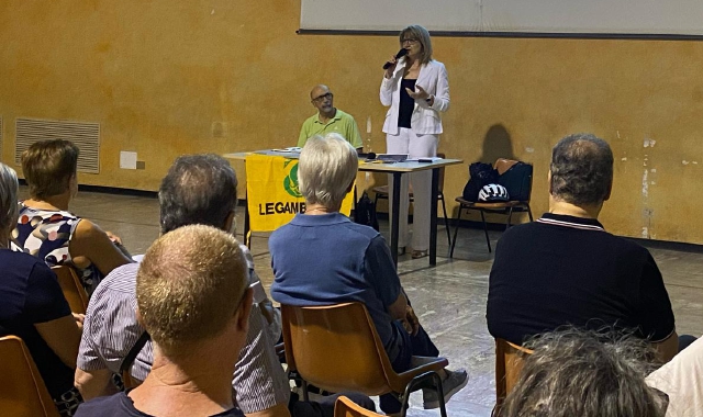 Un momento dell’intervento di Paola Gandini, presidente di Legambiente BustoVerde