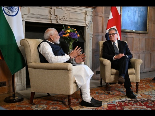 Gb e India firmano 'storico' accordo di libero scambio