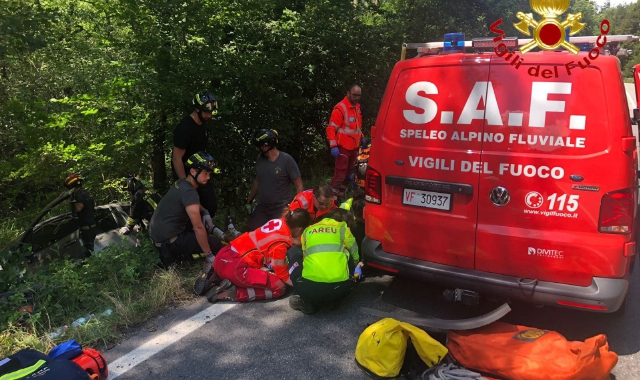 Valganna, auto fuori strada: soccorse due persone