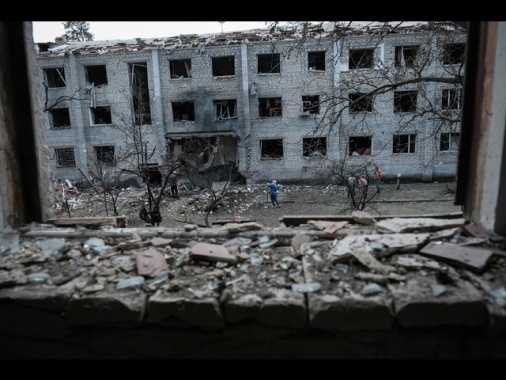 Russi avanzano, evacuazione famiglie con bimbi nel Donetsk