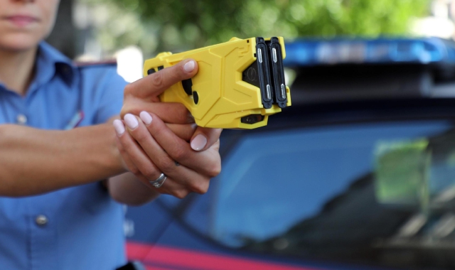 Uno dei due ladri in fuga è stato immobilizzato dai carabinieri con il taser (foto Archivio)