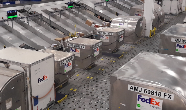 I contenitori per la merce usati da FedEx (foto Blitz)