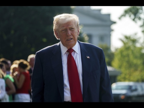 Trump arrivato in Scozia, prime proteste ad accoglierlo