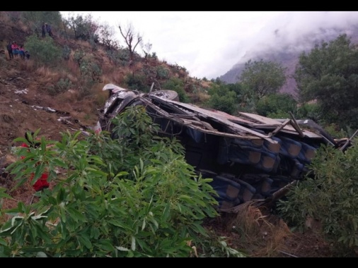 Bus cade in un burrone in Perù, almeno 15 morti e 30 feriti