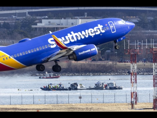 Sfiorata collisione negli Usa tra aereo linea e caccia, 2 feriti