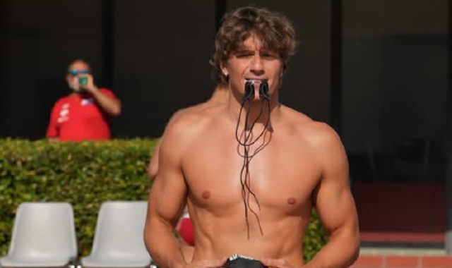 Un’insolita immagine di Nicolò Martinenghi: domenica alle 6.22 ora italiana l’azzurro di Azzate sarà in vasca a Singapore nelle batterie dei 100 rana dei Mondiali di nuoto a Singapore
