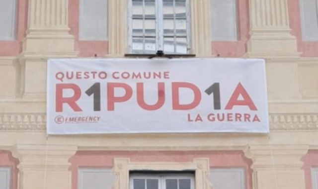 Uno degli striscioni di Emergency contro la guerra. Quello di Arona non è mai stato esposto