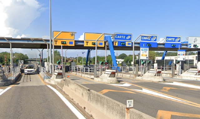 La barriera di Gallarate dell’A8: l’aumento del pedaggio ha fatto riesplodere il dibattito sul territorio per trovare alternative (foto Google Maps)