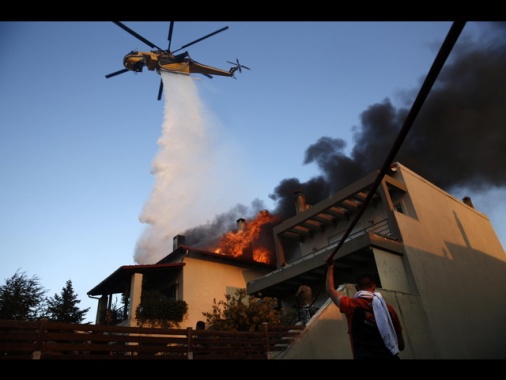 Incendi in Grecia, feriti 6 vigili del fuoco