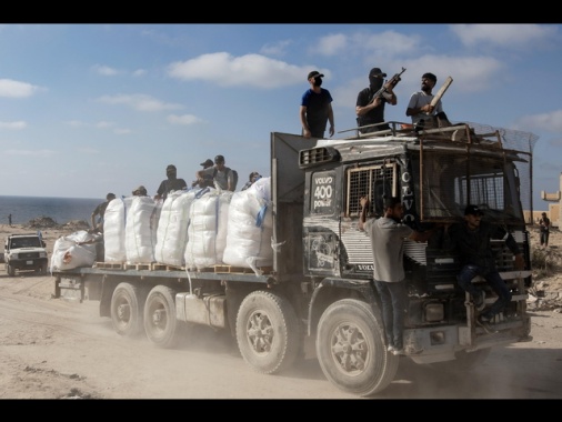 Media, camion con aiuti egiziani stanno entrando a Gaza