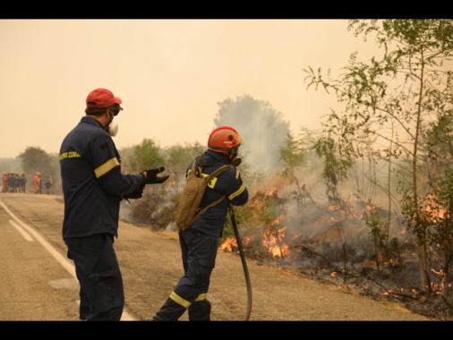 Emergenza incendi in Albania, nel sud evacuati anche turisti