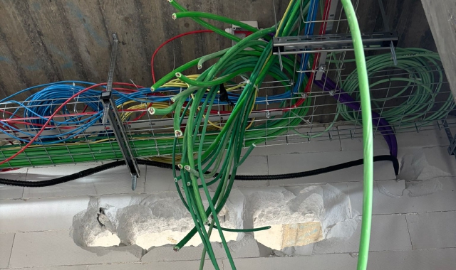 I danni ai cavi nel cantiere del Palaginnastica