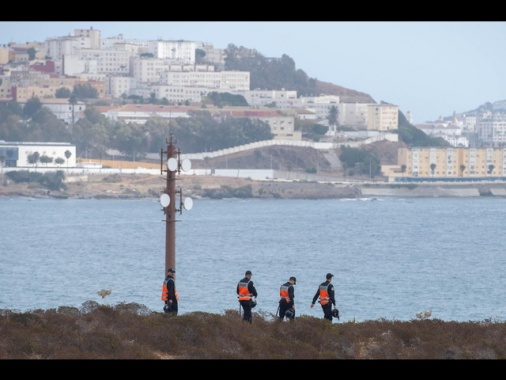 Oltre 50 minori a nuoto da Marocco all'enclave spagnola di Ceuta