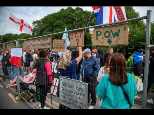 Gb, nuove proteste a Epping davanti all'hotel dei migranti