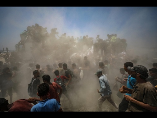 Hamas, ieri quasi 100 uccisi mentre cercavano aiuti a Gaza