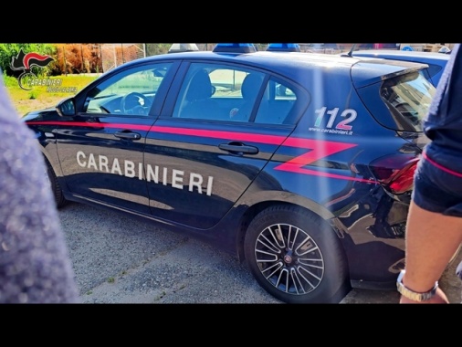 Spari contro palazzo a Roma, ferita 19enne su balcone