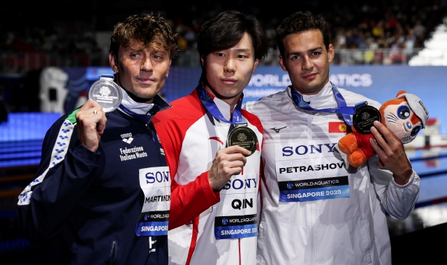 Il podio dei 100 rana (foto Fazry Ismail/EPA)